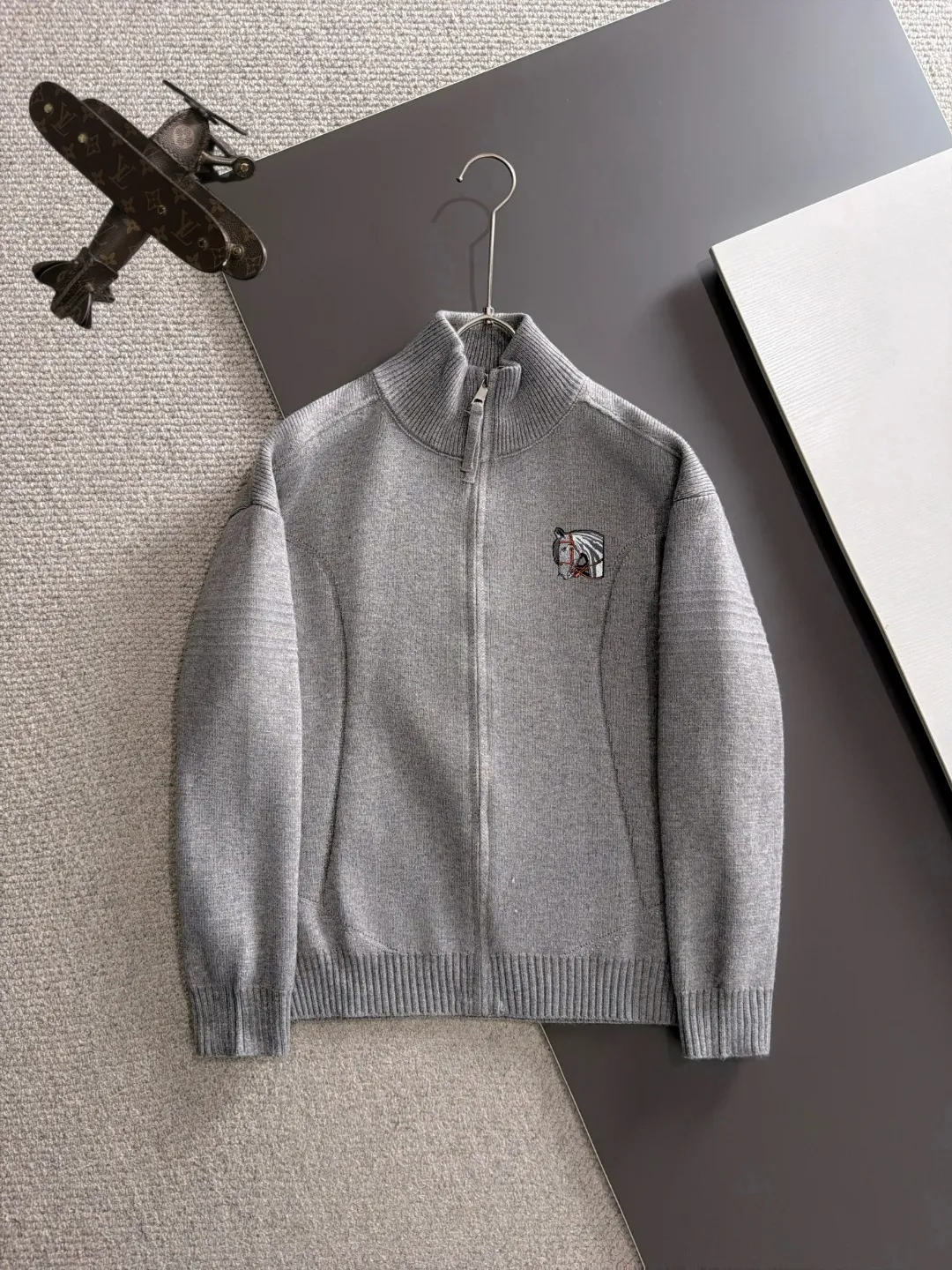Next day shipping P225 Hermès high quality 2026 autumn and winter latest sweaters from the official website, on sale at the counter simultaneously Hot Sale! Specially made of wool blended fabric. It feels comfortable and can be directly in contact with the skin. The logo badge is exquisitely embroidered, which is extremely eye-catching! The details highlight the fashionable charm of big brands. Exquisite workmanship. Three-dimensional cutting style. The wearing effect is invincible and handsome! All three standards are complete! Sizes:M-3XL